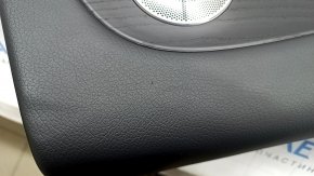 Обшивка двери карточка задняя левая Mercedes W213 E 17-23 кожа черная без шторки, вставка под черное структурное дерево, с подсветкой, Burmester, с ручкой и накладками, тычка, царапины