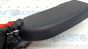 Накладка боковая заднего левого сидения 2-го ряда правая Toyota Highlander 20-26 черная, царапины