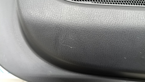 Обшивка двери карточка передняя правая Mazda CX-5 17-23 черная с черной вставкой кожа, подлокотник кожа черный, молдинг серый, с ручкой, царапины