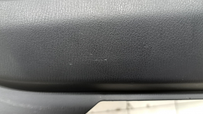 Обшивка двери карточка передняя правая Mazda CX-5 17-23 черная с черной вставкой кожа, подлокотник кожа черный, молдинг серый, с ручкой, царапины