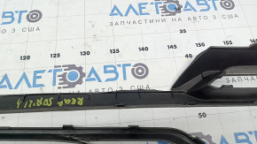 Накладка губы заднего бампера нижняя Kia Sorento 21-24 HEV, PHEV серебро, сломан, трещины, отсутсвуют фрагменты, сломаны крепления