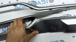 Накладка губы заднего бампера нижняя Kia Sorento 21-24 HEV, PHEV серебро, сломан, трещины, отсутсвуют фрагменты, сломаны крепления