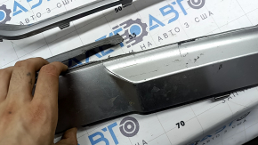 Накладка губы заднего бампера нижняя Kia Sorento 21-24 HEV, PHEV серебро, сломан, трещины, отсутсвуют фрагменты, сломаны крепления
