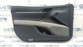 Обшивка двери карточка передняя левая Toyota Camry v70 18-23 темно-серая с серой вставкой пластик, подлокотник резина, потерта