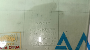 Скло дверей передньої правої Toyota Rav4 19-25 жовтий відтінок