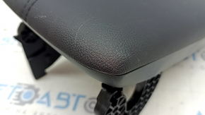 Подлокотник Toyota Rav4 19-25 кожа черная, тычки, царапина