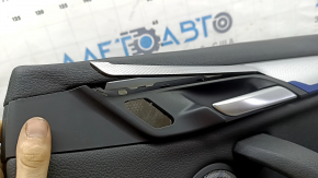 Обшивка двери карточка передняя правая BMW X1 F48 16-22 кожа Sensatec, черная, подлокотник и ручка кожа черная, молдинг алюминий с синей вставкой, с ручкой открывания хром, с подсветкой и сеткой динамика, потерта, погнут молдинг