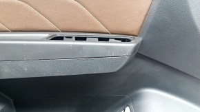 Обшивка двери карточка передняя левая VW Atlas 21-23 черная, коричневая кожа с белой строчкой, молдинг серый с вставкой под дерево, подлокотник кожа коричневая, с пищалкой, с ручкой хром, с накладками, царапины