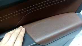 Обшивка двери карточка передняя правая VW Atlas 21-23 черная, коричневая кожа с белой строчкой, молдинг серый с вставкой под дерево, подлокотник кожа коричневая, с пищалкой, с ручкой хром, с накладками, потерт подлокотник
