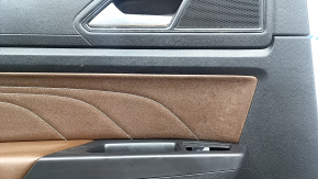 Обшивка двери карточка задняя левая VW Atlas 21-23 черная, коричневая кожа с белой строчкой, подлокотник кожа коричневая, со шторкой, пищалкой и ручкой хром, потерта, под химчистку