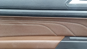 Обшивка двери карточка задняя левая VW Atlas 21-23 черная, коричневая кожа с белой строчкой, подлокотник кожа коричневая, со шторкой, пищалкой и ручкой хром, потерта, под химчистку