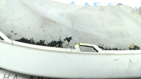 Губа переднего бампера правая Audi Q7 16-19 белая, сломаны крепления, царапины