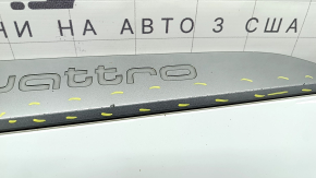 Накладка дверей нижня ззаду ліва Audi Q7 16-19 сірий молдинг, quattro, подряпини, надрив