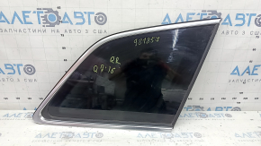 Квапка глухе скло задня права Audi Q7 16-26 тонування, з молдингом хром, відірваний провід, надірваний ущільнювач, подряпини на хромі