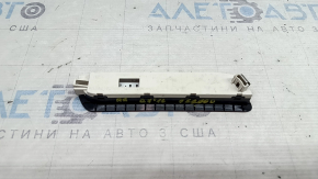 Плафон освітлення багажника правий Audi Q7 16-26 чорний, подряпини, скол