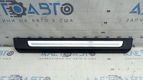 Накладка порога передняя правая внешняя Audi Q7 16-26 черная с хромом, потерта