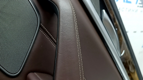 Обшивка двери карточка задняя правая BMW 5 G30 17-23 черная, подлокотник и вставка кожа темно-коричневая, молдинг под дерево корень ореха, под шторку, с ручкой и накладкой Harman Kardon, с подсветкой, царапины, вмятины