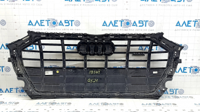 Решетка радиатора grill в сборе Audi Q5 80A 21-25 черный глянец, эмблема и молдинг хром, Quattro, нештатные отверстия, царапина