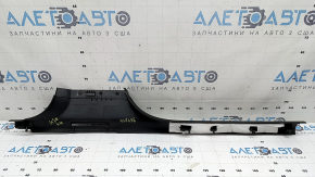 Накладка порога внутрішня передня права Audi Q3 8U 15-18 чорна, подряпини