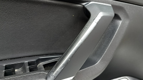Обшивка дверей картка передня ліва VW Tiguan 18-20 чорна, з пищалкою, підлокітник та вставка шкіра, з ручкою, подряпини, вм'ятина, облізло покриття ручки