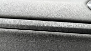 Обшивка дверей картка передня ліва VW Tiguan 18-20 чорна, з пищалкою, підлокітник та вставка шкіра, з ручкою, подряпини, вм'ятина, облізло покриття ручки