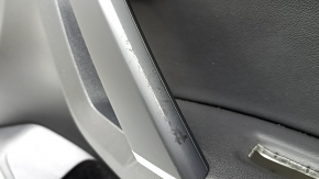 Обшивка дверей картка передня права VW Tiguan 18-20 чорна, з пищалкою, підлокітник та вставка шкіра, з ручкою, подряпини, вм'ятина, облізло покриття ручки
