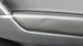 Обшивка дверей картка передня права VW Tiguan 18-20 чорна, з пищалкою, підлокітник та вставка шкіра, з ручкою, подряпини, вм'ятина, облізло покриття ручки