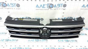 Решетка радиатора grill VW Tiguan 18-19 без эмблемы, 3 хром полоски, сверху хром, тычки, вздулся хром