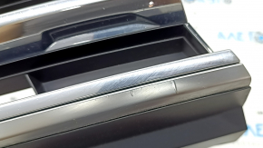 Решетка радиатора grill VW Tiguan 18-19 без эмблемы, 3 хром полоски, сверху хром, тычки, вздулся хром