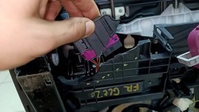 Пассажирское сиденье Mercedes W167 GLE 350 450 20-26 с airbag, электро с памятью, подогрев, вентиляция, массаж, кожа коричневая, перфорация, отсутствует фрагмент кранштейна