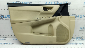 Обшивка двери карточка передняя левая Toyota Camry v55 15-17 usa бежевая с бежевой вставкой пластик, подлокотник резина, под химчистку, царапины