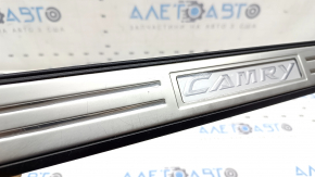 Накладка порога передняя правая внешняя Toyota Camry v55 15-17 usa черная, с хромированной накладкой, потерта, тычка