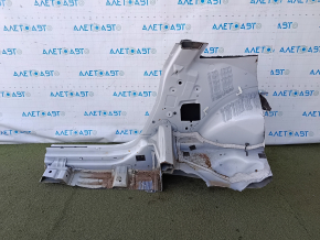 Вид со стороны задней правой четверти Ford Mustang, заметны вмятины на кузове.
