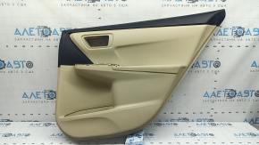 Обшивка двери карточка задняя правая Toyota Camry v55 15-17 usa бежевая с бежевой вставкой пластик, подлокотник резина, царапины, под химчистку