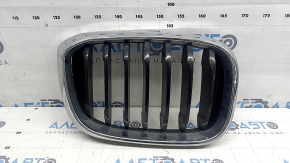 Решетка радиатора grill правая BMW X3 G01 18-21 ноздря, хром обрамление+ черная решетка, M-Sport, треснута, сломаны крепления, сломаны защелки креплений