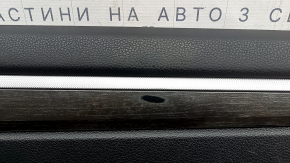 Обшивка двери карточка задняя правая VW Passat b8 16-19 USA черная, с темно-серой накладкой под дерево, вставка кожа черная, подлокотник кожа черная, потерт молдинг, царапины