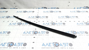 Молдинг лобового скла правий Audi A3 8V 15-20 4d, 5d, подряпини, тички