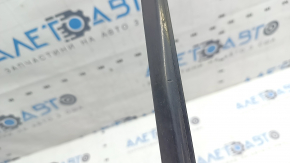 Молдинг лобового скла правий Audi A3 8V 15-20 4d, 5d, подряпини, тички