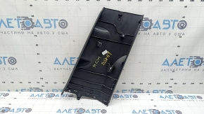 Накладка центральной стойки нижняя левая Audi A3 8V 15-20 4d, 5d, черная, царапины