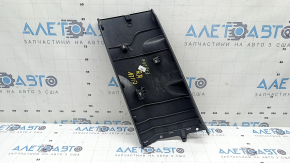 Накладка центральной стойки нижняя правая Audi A3 8V 15-20 4d, 5d, черная, царапина