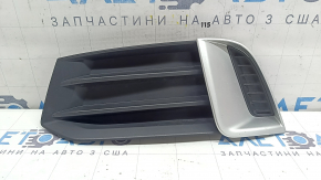 Грати переднього бампера ліва Audi A3 8V 17-20 структура з матовою хром вставкою