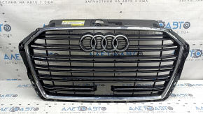 Решетка радиатора grill в сборе Audi A3 8V 17-20 черный глянец с хромом под радар, треснута, отсутсвует фрагмент
