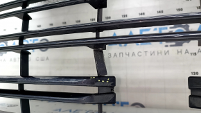 Решетка радиатора grill в сборе Audi A3 8V 17-20 черный глянец с хромом под радар, треснута, отсутсвует фрагмент