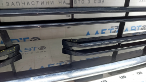 Решетка радиатора grill в сборе Audi A3 8V 17-20 черный глянец с хромом под радар, треснута, отсутсвует фрагмент