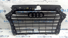 Решетка радиатора grill в сборе Audi A3 8V 17-20 черный глянец с хромом под радар, треснута, отсутсвует фрагмент