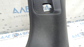 Накладка передньої стійки нижня ліва Audi A3 8V 15-20 4d, 5d, чорна, подряпини