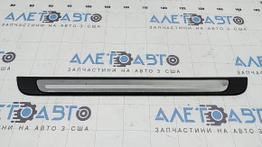 Накладка порога зовнішня передня ліва Audi A3 8V 17-20 4d чорна з вставкою хром, подряпини, тичка