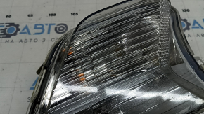 Поворотник правый Ford Escape MK3 17-19 рест, белый с птф, песок, сломано крепление, скол корпуса