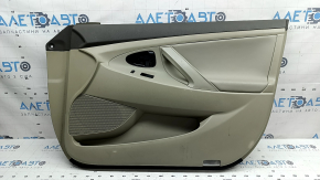 Обшивка двери карточка передняя правая Toyota Camry v40 07-11 бежевая с коричневым, вставка пластик, подлокотник кожа бежевая, под химчистку, побелел пластик, царапины, разбух уплотнитель