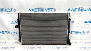 Радиатор охлаждения вода VW Passat b8 16-19 USA 1.8T, 2.0T обломан винт